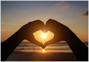 Wallario Vliestapete »Liebe im Herzen der Sonne - Strand und Meer«, Seidenmatte Oberfläche, hochwertiger Digitaldruck, in verschiedenen Größen erhältlich