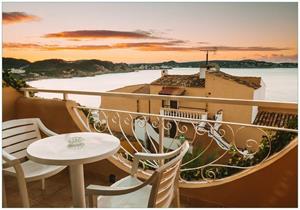 Wallario Vliestapete »Sommer in Spanien - Ausblick von einer schönen Terrasse auf das Meer«, Seidenmatte Oberfläche, hochwertiger Digitaldruck, in verschiedenen Größen
