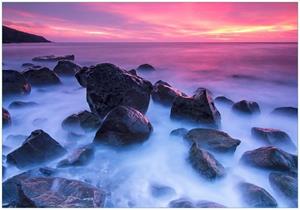 Wallario Vliestapete »Felsen im Meer bei Sonnenuntergang«, Seidenmatte Oberfläche, hochwertiger Digitaldruck, in verschiedenen Größen erhältlich