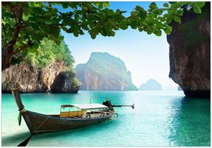 Wallario Vliestapete »Fischerboot in Thailand blaues Meer und Steinfelsen«, Seidenmatte Oberfläche, hochwertiger Digitaldruck, in verschiedenen Größen erhältlich