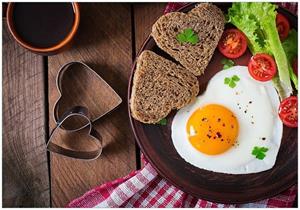 Wallario Vliestapete »Frühstück mit Liebe serviert«, Seidenmatte Oberfläche, hochwertiger Digitaldruck, in verschiedenen Größen erhältlich