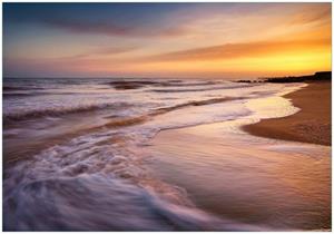 Wallario Vliestapete »Sonnenuntergang am Strand - Abendspaziergang«, Seidenmatte Oberfläche, hochwertiger Digitaldruck, in verschiedenen Größen erhältlich