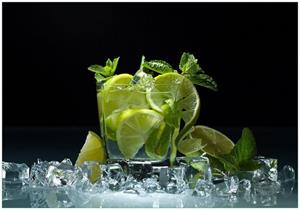 Wallario Vliestapete »Mojito - Cocktail mit Limetten, Eis und Minze«, Seidenmatte Oberfläche, hochwertiger Digitaldruck, in verschiedenen Größen erhältlich