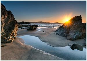 Wallario Vliestapete »Sonnenuntergang hinter einem Felsen am Strand«, Seidenmatte Oberfläche, hochwertiger Digitaldruck, in verschiedenen Größen erhältlich