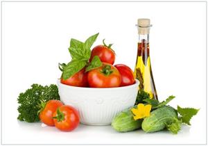Wallario Vliestapete »Frische Salatzutaten mit Kräuter-Öl - Tomaten, Gurke, Petersilie«, Seidenmatte Oberfläche, hochwertiger Digitaldruck, in verschiedenen Größe