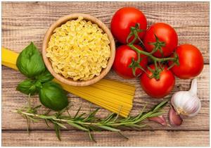 Wallario Vliestapete »Spaghetti mit Tomaten, Knoblauch und Basilikum«, Seidenmatte Oberfläche, hochwertiger Digitaldruck, in verschiedenen Größen erhältlich