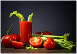 Wallario Vliestapete »Frischer Tomatensaft mit Sellerie«, Seidenmatte Oberfläche, hochwertiger Digitaldruck, in verschiedenen Größen erhältlich