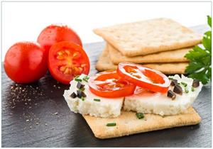Wallario Vliestapete »Frisches Knäckebrot mit Tomaten und Käse«, Seidenmatte Oberfläche, hochwertiger Digitaldruck, in verschiedenen Größen erhältlich
