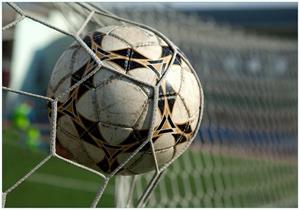 Wallario Vliestapete »Fußball - Ball im Tor - Bolzplatz«, Seidenmatte Oberfläche, hochwertiger Digitaldruck, in verschiedenen Größen erhältlich