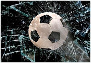 Wallario Vliestapete »Fußball - im Fenster, Splitter und Glas«, Seidenmatte Oberfläche, hochwertiger Digitaldruck, in verschiedenen Größen erhältlich