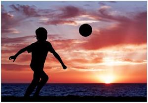 Wallario Vliestapete »Fußball - Kleiner Junge spielt im Abendrot«, Seidenmatte Oberfläche, hochwertiger Digitaldruck, in verschiedenen Größen erhältlich