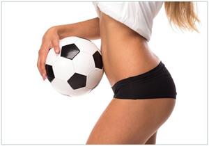 Wallario Vliestapete »Fußball - sexy Frau mit einem Fußball«, Seidenmatte Oberfläche, hochwertiger Digitaldruck, in verschiedenen Größen erhältlich