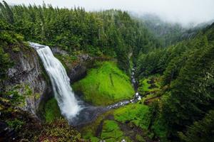 Meberg Fototapete, Wasserfall, Fototapete Ausblick Wasserfall Wandbild Vliestapete Motiv 200x300 cm Wald Natur