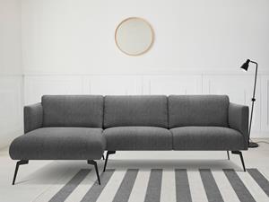 Andas Ecksofa Horna, mit schwarzen Metallbeinen