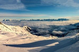 Meberg Fototapete, Berge, Natur, Fototapete Über den Wolken im Schnee Wandbild Vliestapete Motiv 200x300 cm Berge Gebirge