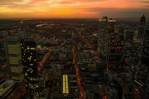 Meberg Fototapete, Frankfurt, Fototapete Über den Dächern von Frankfurt Wandbild Vliestapete Motiv 200x300 cm City bei Nacht Stadt Deutschland