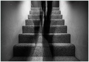 Wallario Vliestapete »Mysteriöse Treppe mit Schattenfigur - Schwarzweiß«, Seidenmatte Oberfläche, hochwertiger Digitaldruck, in verschiedenen Größen erhältl