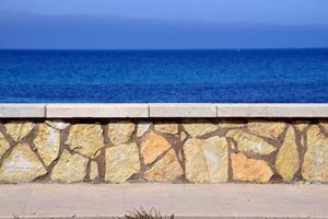 Meberg Fototapete, Meer, Strand, Fototapete An der Strandpromenade Wandbild Vliestapete Motiv 200x300 cm Meer Mediteran Wasser