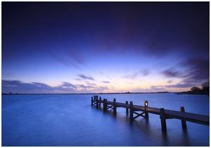Wallario Vliestapete »Steg bei Abenddämmerung - Blauer Himmel bei Nacht«, Seidenmatte Oberfläche, hochwertiger Digitaldruck, in verschiedenen Größen erhältlich
