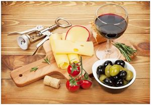 Wallario Vliestapete »Genuss am Abend - Rotwein, Käseplatte, Oliven und Tomaten«, Seidenmatte Oberfläche, hochwertiger Digitaldruck, in verschiedenen Größen erhäl