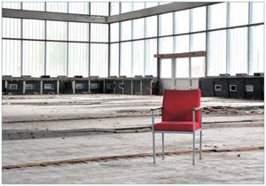 Wallario Vliestapete »Stille und Leere - ein einsamer roter Stuhl in einer alten Halle«, Seidenmatte Oberfläche, hochwertiger Digitaldruck, in verschiedenen Größen erhä