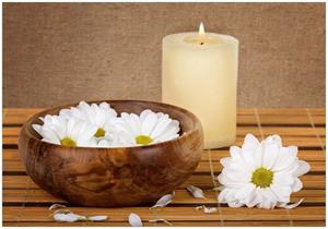 Wallario Vliestapete »Stillleben - Kerzen und Blumenblüten in Holzschale«, Seidenmatte Oberfläche, hochwertiger Digitaldruck, in verschiedenen Größen erhältlich