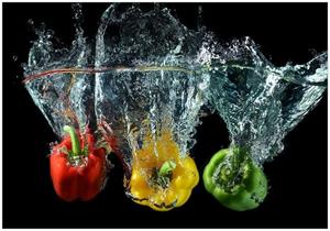 Wallario Vliestapete »Paprika-Mix - frische Paprika in rot, gelb und grün im Wasser«, Seidenmatte Oberfläche, hochwertiger Digitaldruck, in verschiedenen Größen erh&au