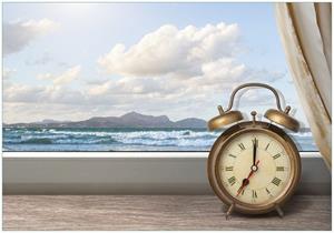 Wallario Vliestapete »Guten Morgen sagt das Meer - Wecker und Vorhang am Fenster«, Seidenmatte Oberfläche, hochwertiger Digitaldruck, in verschiedenen Größen erhältlic