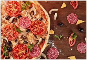 Wallario Vliestapete »Pizza mit Tomaten, Salami, Oliven und Pilzen«, Seidenmatte Oberfläche, hochwertiger Digitaldruck, in verschiedenen Größen erhältlich