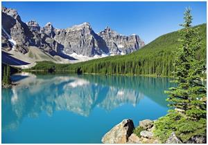 Wallario Vliestapete »Tiefblauer See mit Bergpanorama und Wäldern  Kanada«, Seidenmatte Oberfläche, hochwertiger Digitaldruck, in verschiedenen Größen erhältlic