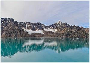 Wallario Vliestapete »Berge im arktischen Meer«, Seidenmatte Oberfläche, hochwertiger Digitaldruck, in verschiedenen Größen erhältlich