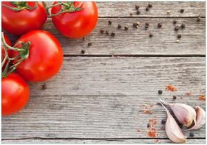 Wallario Vliestapete »Tomaten und Gewürze auf altem Holztisch«, Seidenmatte Oberfläche, hochwertiger Digitaldruck, in verschiedenen Größen erhältlich