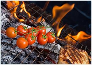 Wallario Vliestapete »Tomaten und Steak auf einem Grill«, Seidenmatte Oberfläche, hochwertiger Digitaldruck, in verschiedenen Größen erhältlich