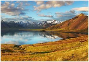 Wallario Vliestapete »Bergpanorama mit Spiegelung im See«, Seidenmatte Oberfläche, hochwertiger Digitaldruck, in verschiedenen Größen erhältlich