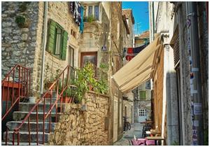 Wallario Vliestapete »Romantische Gasse in Kroatien mitten in der Stadt«, Seidenmatte Oberfläche, hochwertiger Digitaldruck, in verschiedenen Größen erhältlich