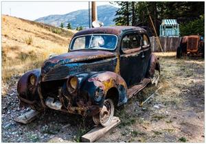 Wallario Vliestapete »Rostiger Oldtimer auf dem Schrottplatz«, Seidenmatte Oberfläche, hochwertiger Digitaldruck, in verschiedenen Größen erhältlich