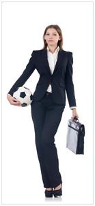 Wallario Türtapete Fußball Business - Geschäftsfrau mit Ball und Aktentasche, glatt, ohne Struktur