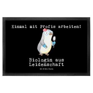 Mr. & Mrs. Panda Fußmatte Biologin aus Leidenschaft - Schwarz - Geschenk, Bachelor, Fußabstreif, , Höhe: 0.6 mm