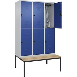 C+P Kledingkast Classic PLUS met twee verdiepingen en zitbank, 3 compartimenten, lichtgrijs / gentiaanblauw, b = 1200 mm, veiligheidsdraaigrendel, ondergebouwd, beuken-hardhout