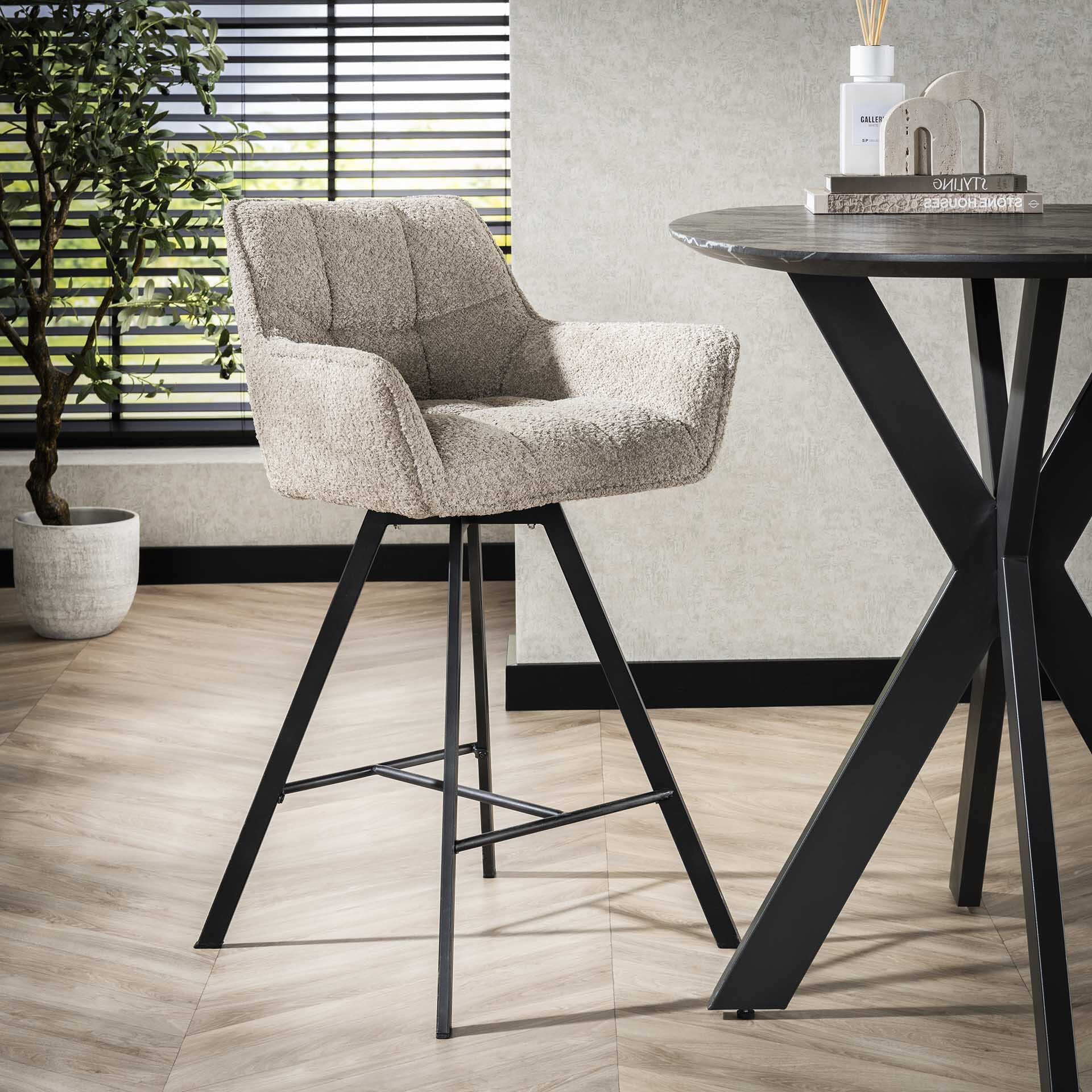 LifestyleFurn Draaibare Barstoel Thandie Bouclé (zithoogte 69cm) - Zand