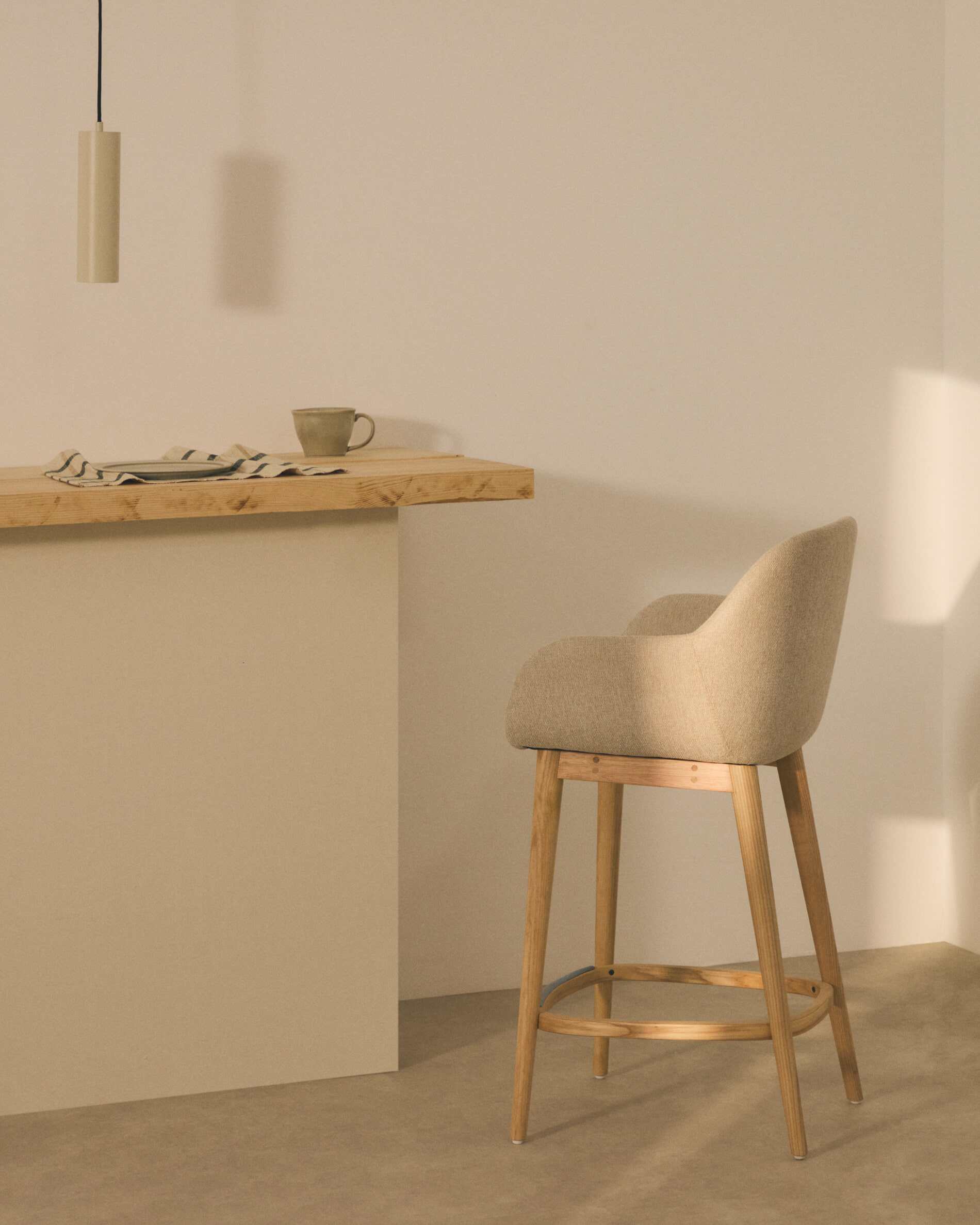 Kave Home Barkruk Konna Essenhout en stof - Beige/Naturel (zithoogte 66cm)
