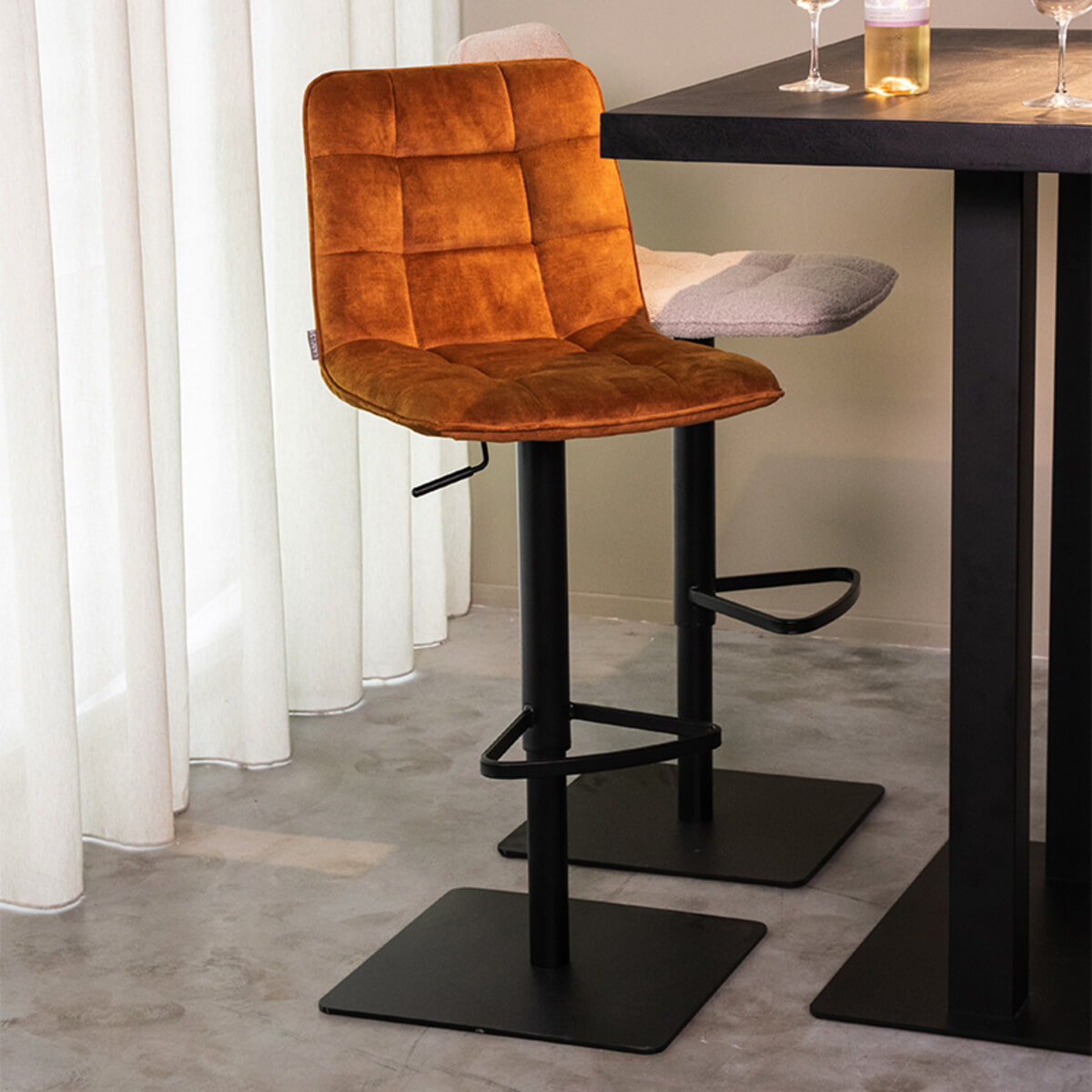 LABEL51 Draaibare Barkruk Juul Velvet - Oker (zithoogte 55-81cm)