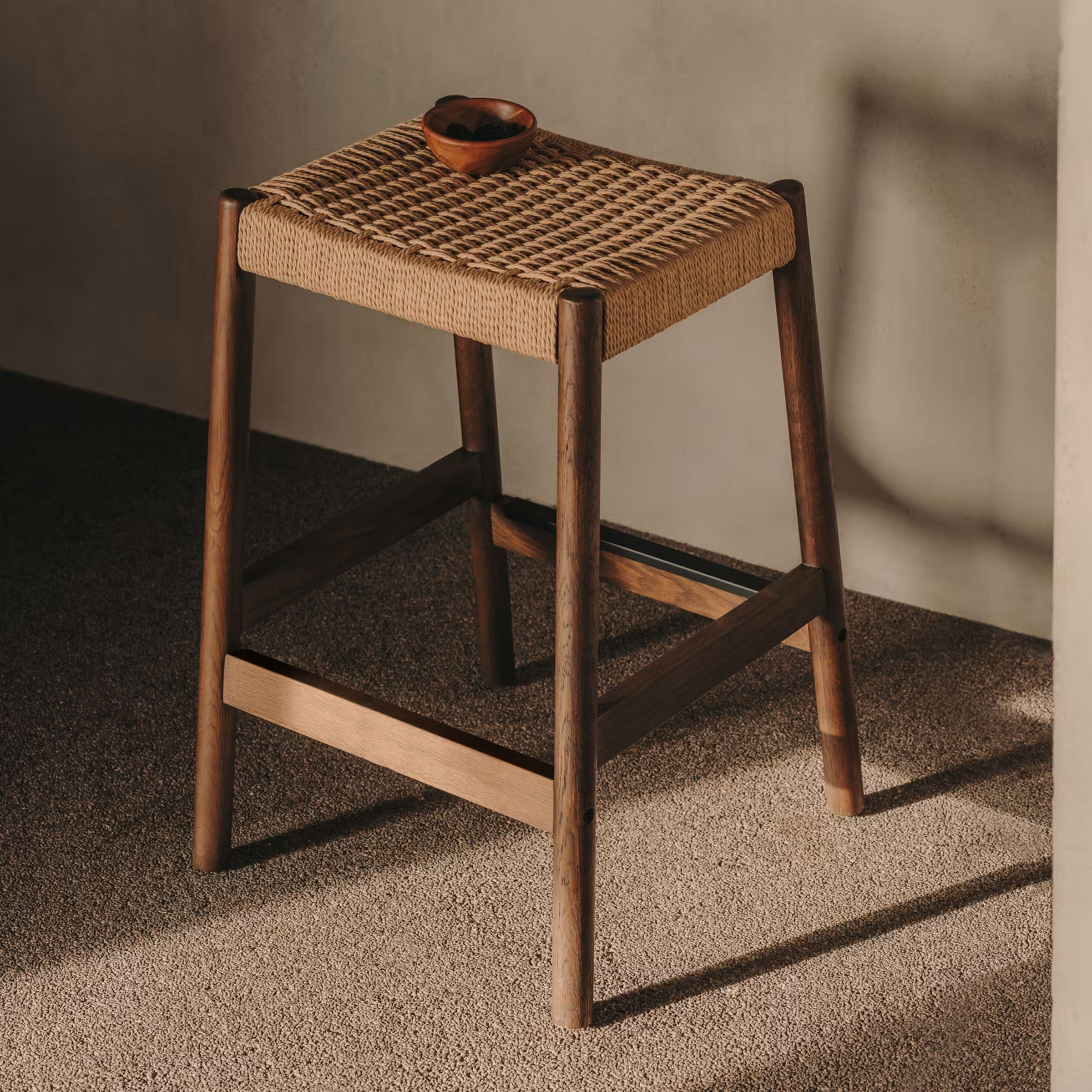 Kave Home Barkruk Yalia Eikenhout - Walnoot (zithoogte 66cm)