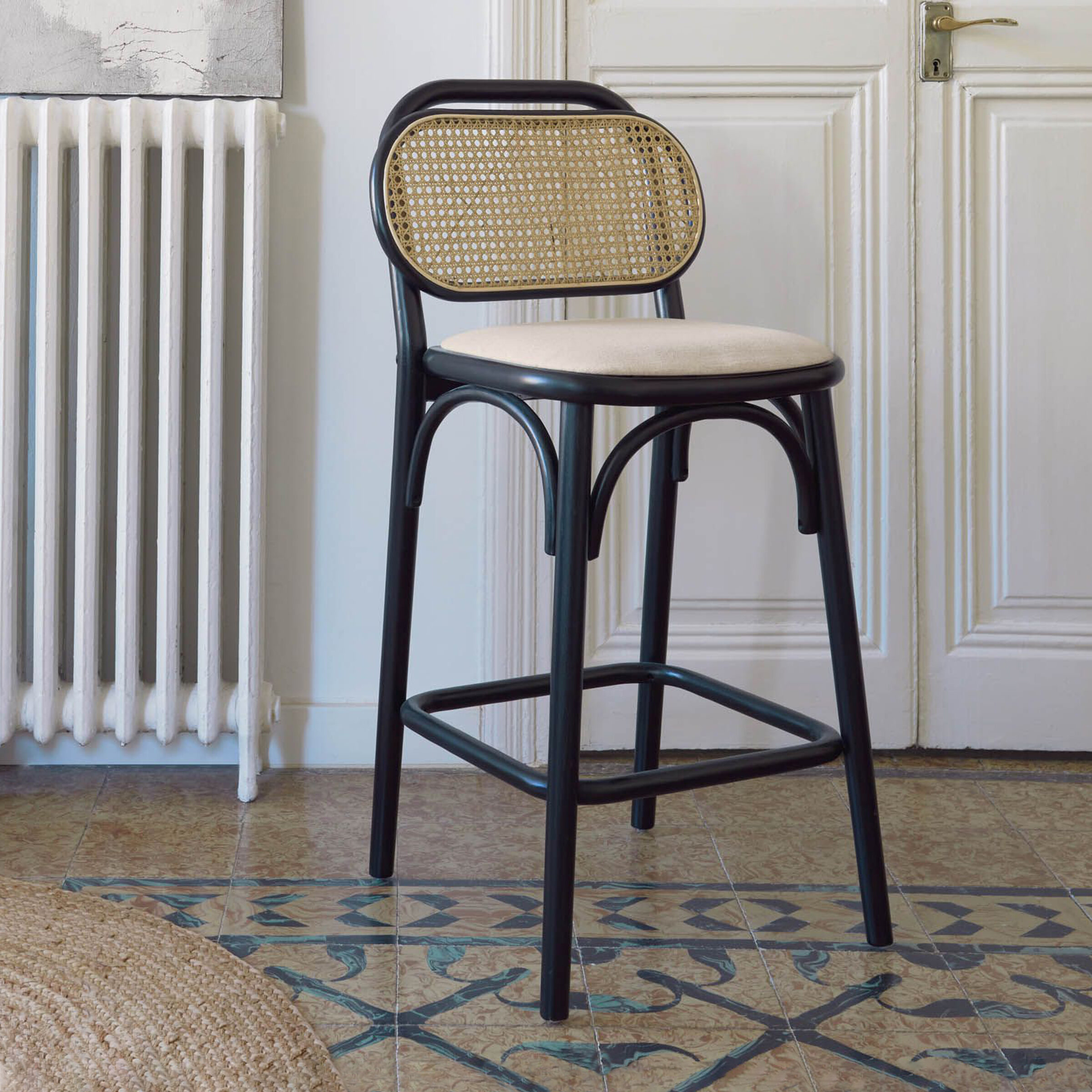 Kave Home Barkruk Doriane Iepenhout en Rotan - Zwart (zithoogte 65cm)