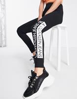 Calvin Klein Jeans Leggings »MIRRORED LOGO LEGGING« mit gespiegeltem Calvin Klein Jeans Logo-Schriftzug auf dem linken Bein