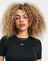 Nike Essentials - Slim fit cropped T-shirt in zwart