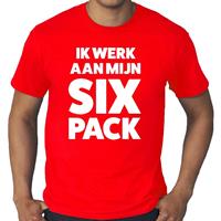 Bellatio Ik werk aan mijn SIX Pack tekst t-shirt rood heren - heren shirt Ik werk aan mijn SIX Pack - Rood