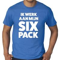 Bellatio Ik werk aan mijn SIX Pack tekst t-shirt blauw heren - heren shirt Ik werk aan mijn SIX Pack - Blauw