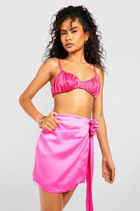 Boohoo Satijnen Gedrapeerd Rozen Corsage Mini Rokje, Pink