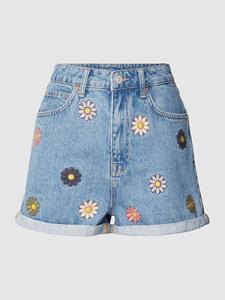 REVIEW Korte jeans met bloemenstitching